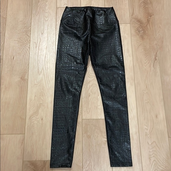 7 For All Mankind Croc Embossed Black Faux Leather Leggings, sz XS - Picture 2 of 13